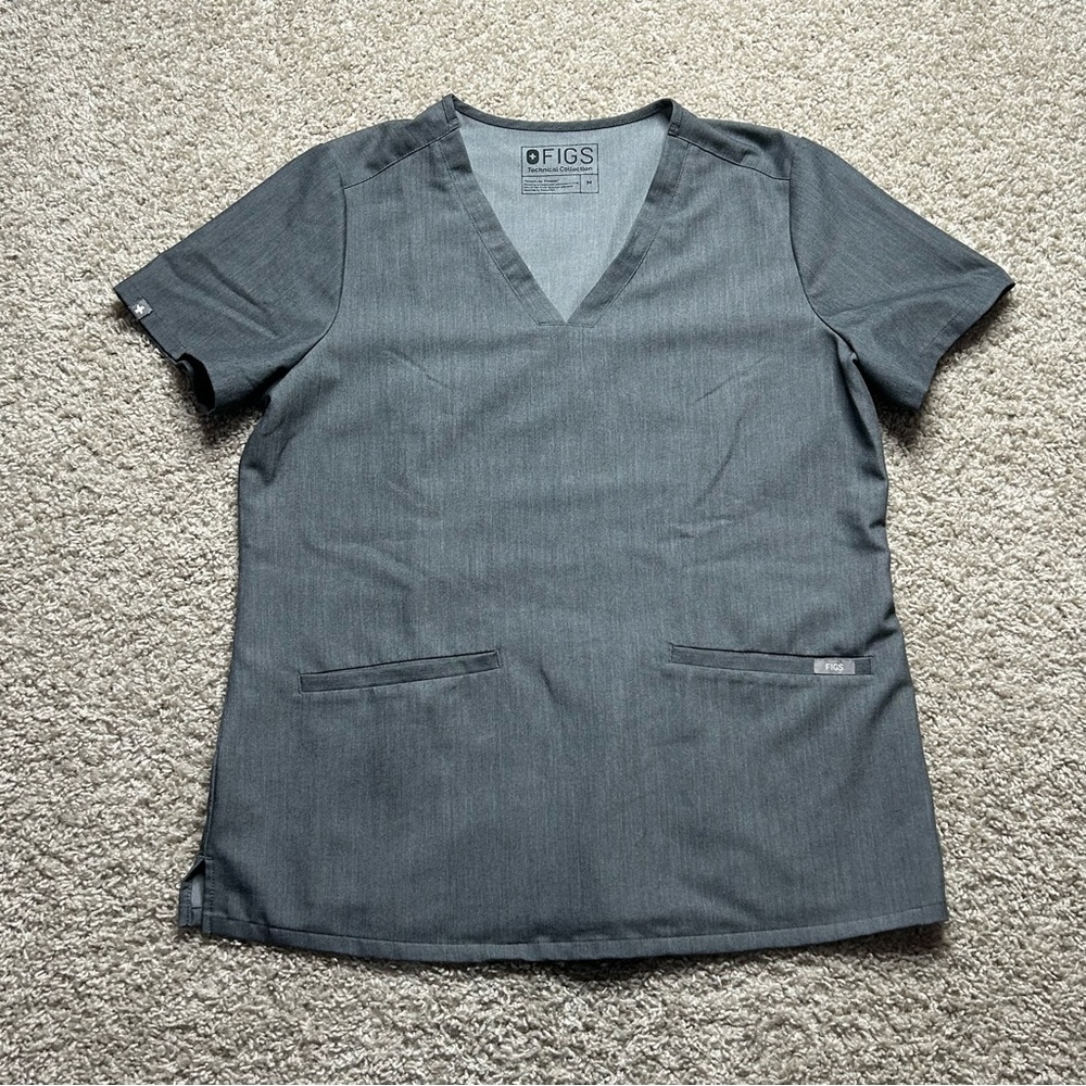 FIGS Casma 3 Pocket Top